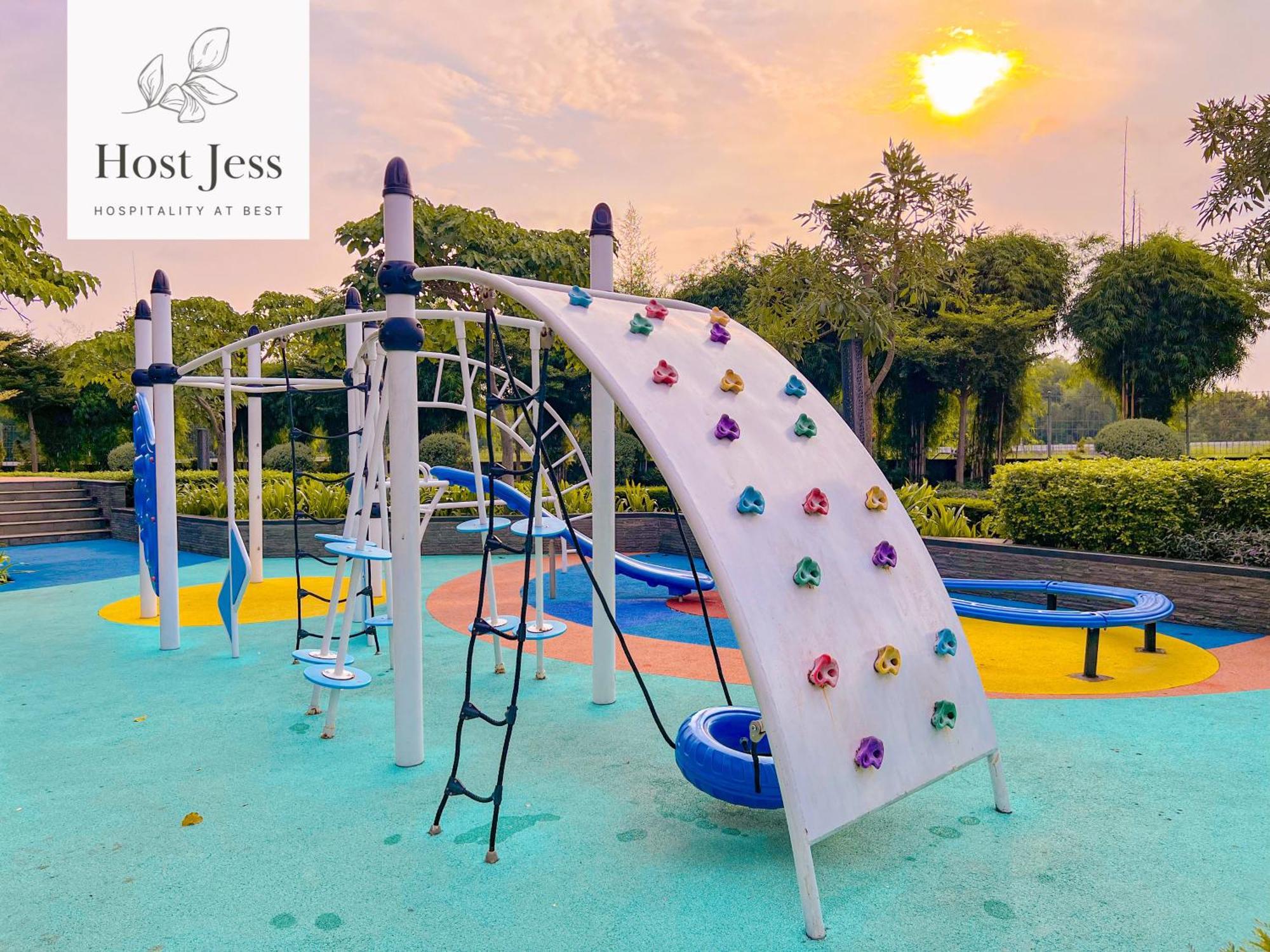 Gold Coast Pik Apartments By Host Jess Джакарта Экстерьер фото
